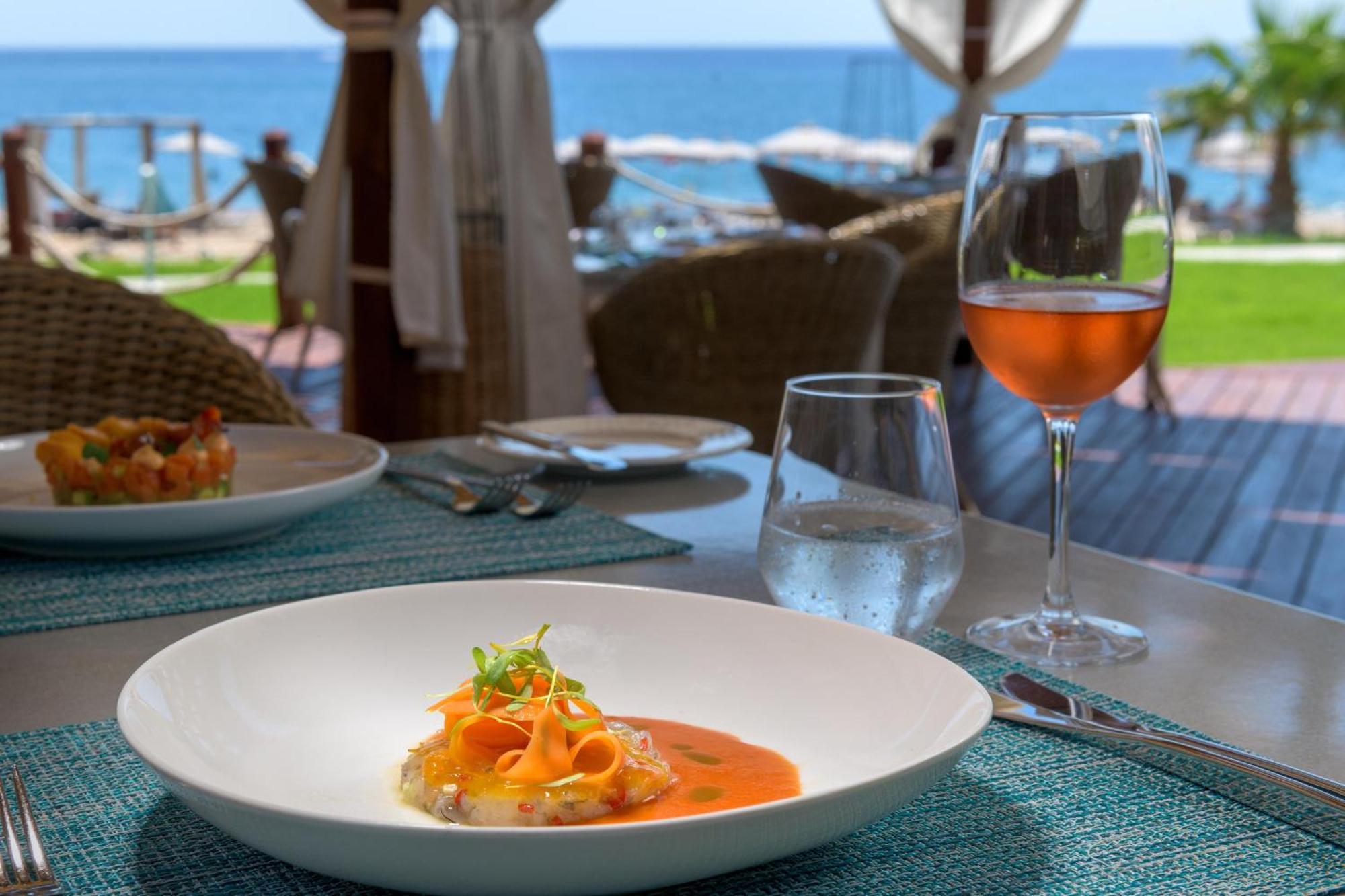 Rodos Palladium Leisure&Wellness Kallithéa Exterior foto A glass of rosé wine